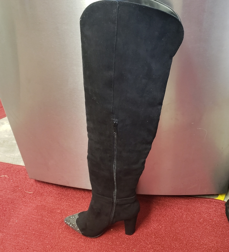 Boots - Picture 3 of 5